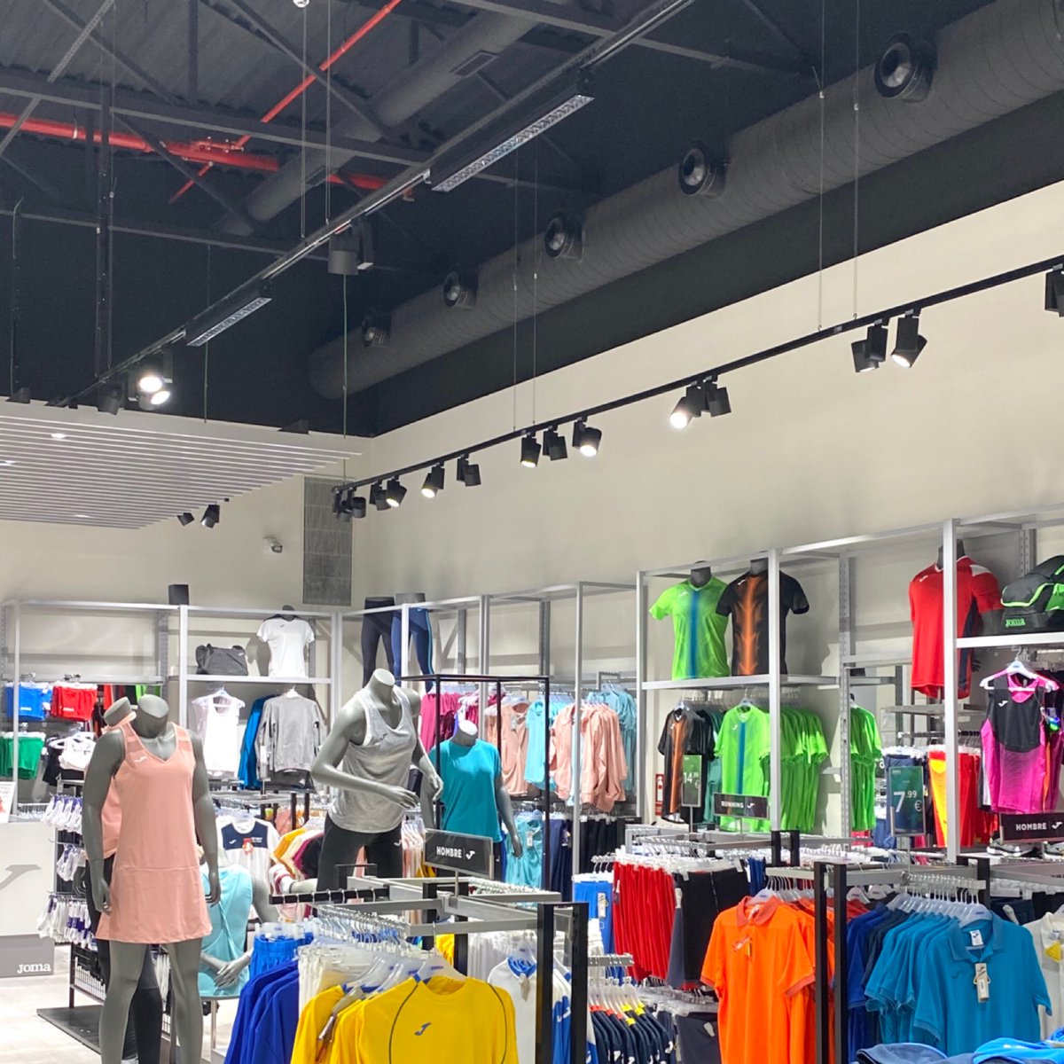 ledshome's tweet photo. Tienda JOMA C.C. Nassica MADRID.
Otro gran Proyecto ejecutado en 2020, realizado con proyectores de carril donde destaca él Modelo TOKIO 100W por su diseño, rendimiento y confort visual.
#proyectortokio #proyectormodena
#confortvisual #iluminacióntecnica
https://t.co/6kkom345fw https://t.co/W0jBsfeckY