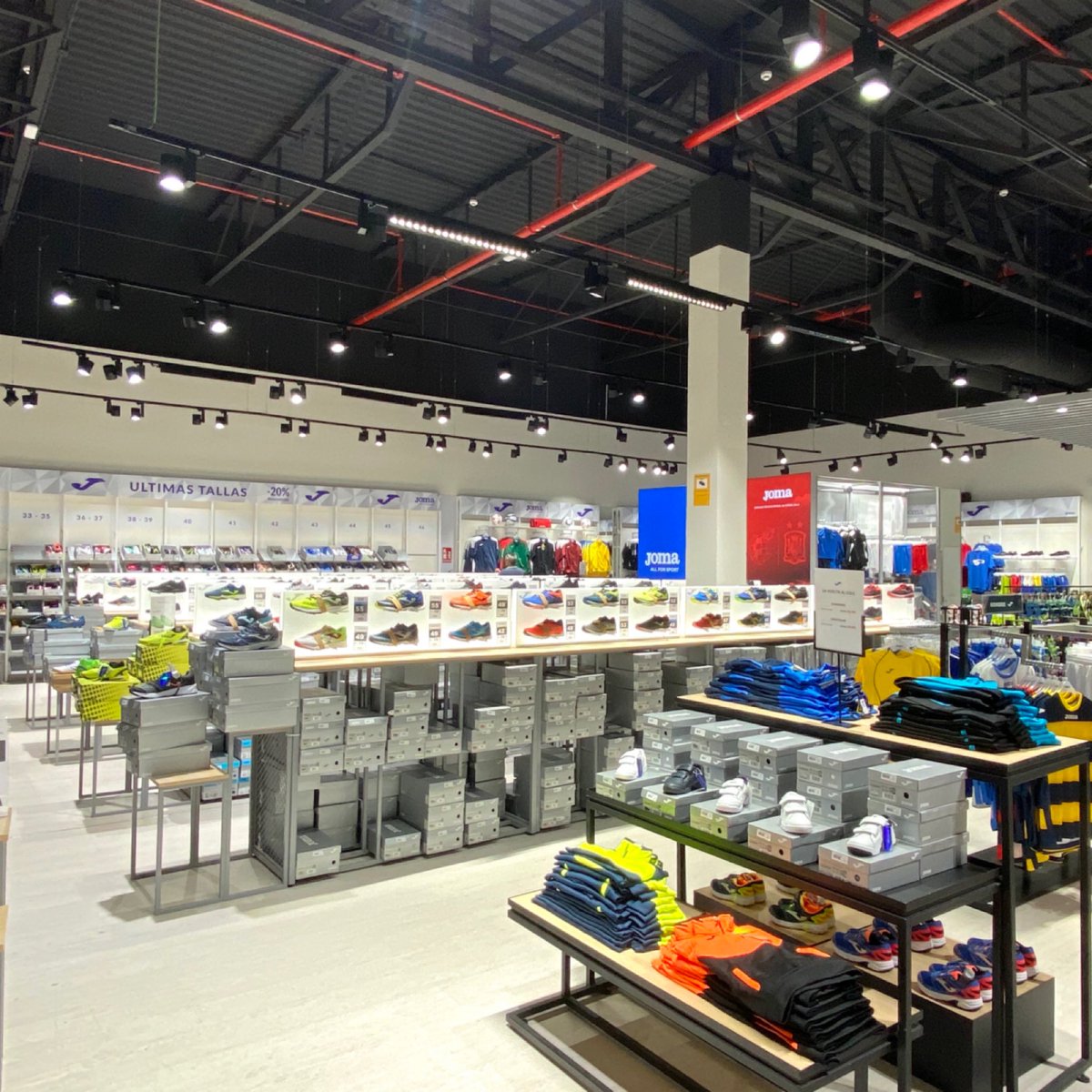 ledshome's tweet photo. Tienda JOMA C.C. Nassica MADRID.
Otro gran Proyecto ejecutado en 2020, realizado con proyectores de carril donde destaca él Modelo TOKIO 100W por su diseño, rendimiento y confort visual.
#proyectortokio #proyectormodena
#confortvisual #iluminacióntecnica
https://t.co/6kkom345fw https://t.co/947SDrTXAt