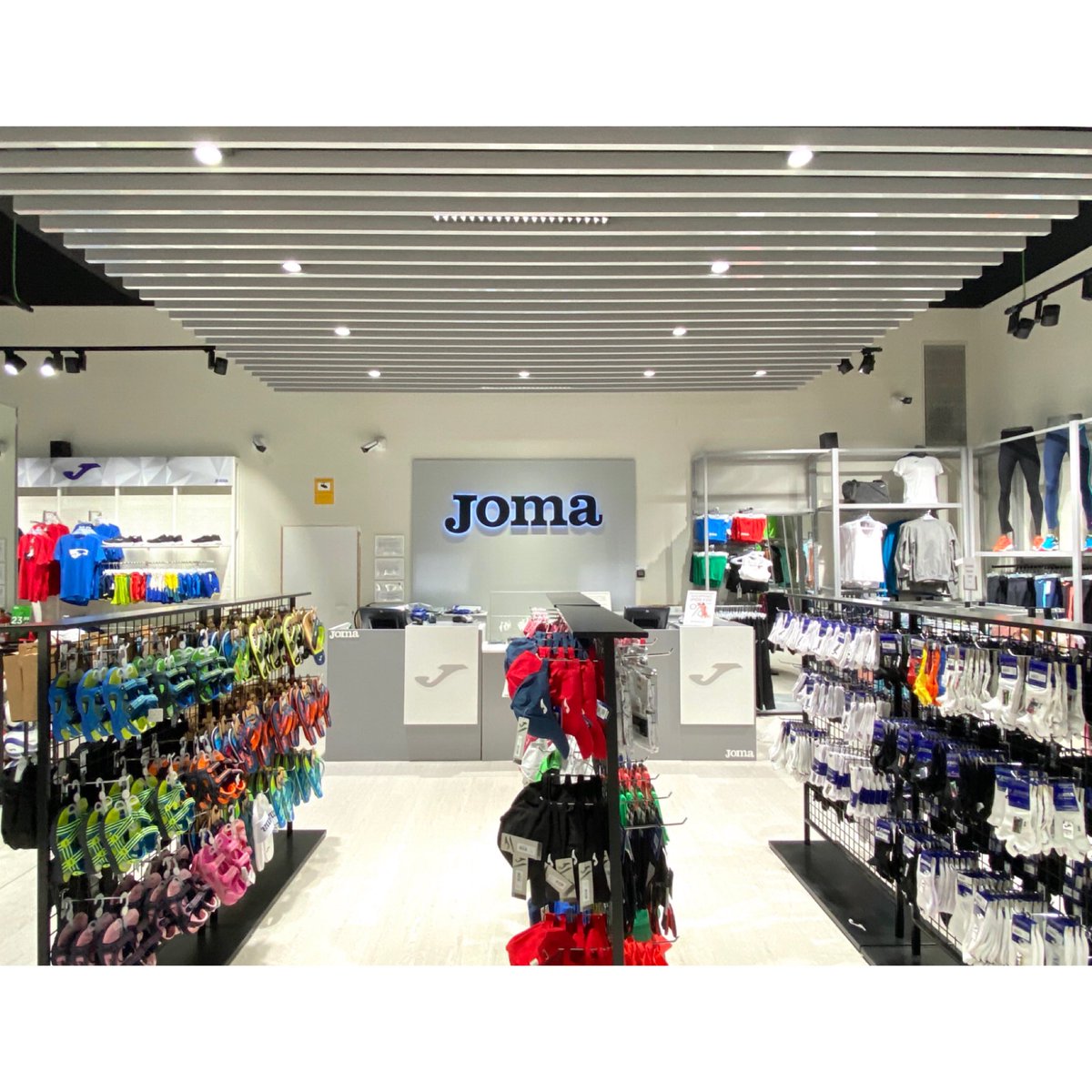 ledshome's tweet photo. Tienda JOMA C.C. Nassica MADRID.
Otro gran Proyecto ejecutado en 2020, realizado con proyectores de carril donde destaca él Modelo TOKIO 100W por su diseño, rendimiento y confort visual.
#proyectortokio #proyectormodena
#confortvisual #iluminacióntecnica
https://t.co/6kkom345fw https://t.co/947SDrTXAt