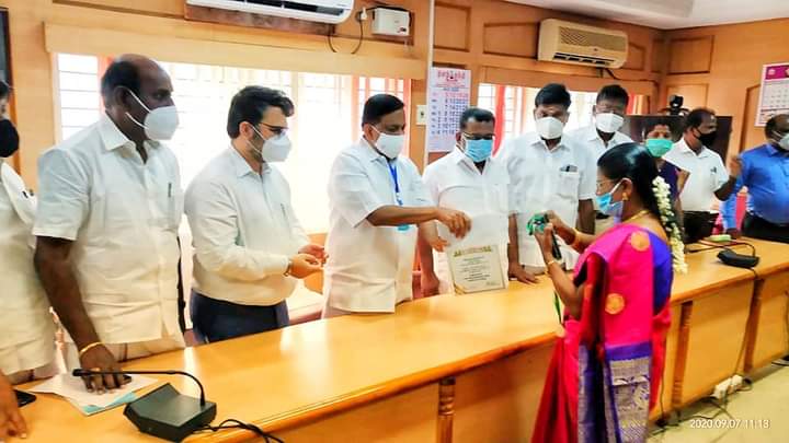 BijuSrikumar's tweet photo. மாண்புமிகு தமிழ்நாடு அரசின் டெல்லி சிறப்பு பிரதிநிதி திரு. #என்_தளவாய்சுந்தரம், https://t.co/LqA9Cymj2P., BL., அவர்கள்

மாவட்ட ஆட்சித்தலைவர் திரு. பிரசாந்த்  மு.வடநேரே, இ.ஆ.ப., அவர்கள்  முன்னிலையில்

இன்று மாவட்ட ஆட்சியர் அலுவலகத்தில் வைத்து நல்லாசிரிய��் விருதுகளை வழங்கினார். https://t.co/Hxw03CQgum