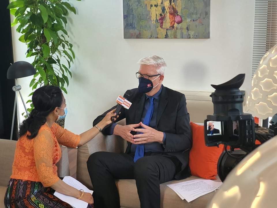 DKAmbMyanmar's tweet photo. Interview with #Myanmar ITV about our contribution to prevent #Covid19. Support to SME’s produce 1.4 million reusable facemasks, 330,000 medical grade masks. Companies get an income, jobs are saved and masks are freely distributed to poor people and clinics! ⁦@DanishMFA⁩ https://t.co/20tpKEaMsn