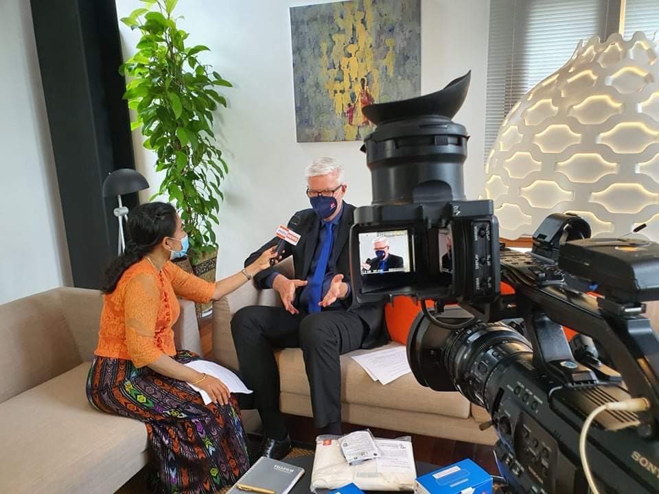 DKAmbMyanmar's tweet photo. Interview with #Myanmar ITV about our contribution to prevent #Covid19. Support to SME’s produce 1.4 million reusable facemasks, 330,000 medical grade masks. Companies get an income, jobs are saved and masks are freely distributed to poor people and clinics! ⁦@DanishMFA⁩ https://t.co/20tpKEaMsn