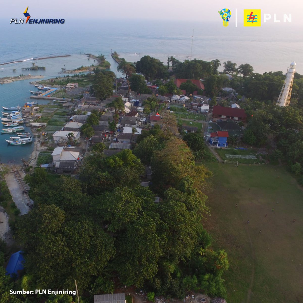 _pln_id's tweet photo. Repost @pln_enjiniring 
_
Electrizen,
Turut tingkatkan rasio elektrifikasi Indonesia, PLNE selesaikan Proyek Pembangunan Pembangkit Listrik Tenaga Surya (PLTS) Sebira 400 kWp dengan 900 kWh Baterai
#PowerBeyondGenerations #ListrikUntukrakyat #ListrikUntukSemua #BUMNUntukIndonesia https://t.co/aCGhpZJTjG