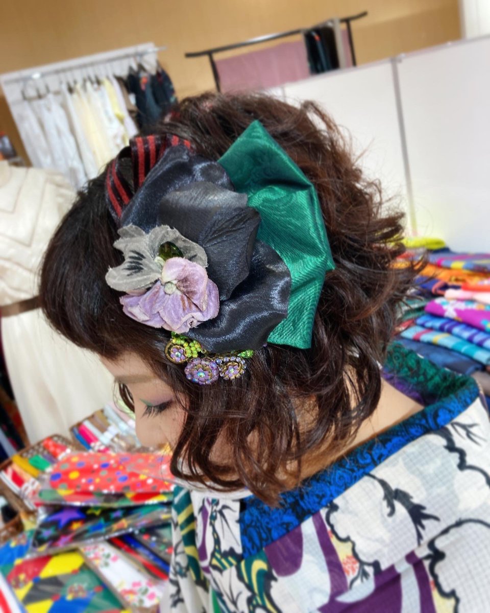 colorful_madoka's tweet photo. 昨日のマドカ店長♪
#キモノ葉月 の
絹紅梅 #アンティーク着物
やっと着れた〜(≧∀≦)
刺繍帯も紗のアンティーク
半衿は #chokorui
絽の帯揚げは #モダンアンテナ
帯締めは #女武者手組み帯締め
草履は #戸部田はきもの店
髪飾りは #yuminque
#ミハエルネグリン
#素晴らしき時代マーケット https://t.co/kUJ1E5CE9p