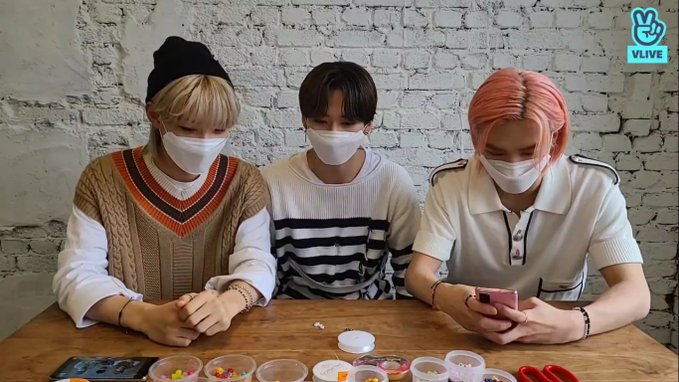 VLive w/ <a href="/LeeMinHx_B/">Minho</a> &amp; <a href="/LeeFelix_B/">Felix;</a>
200907

DanceRacha haciendo pulseras's a thread