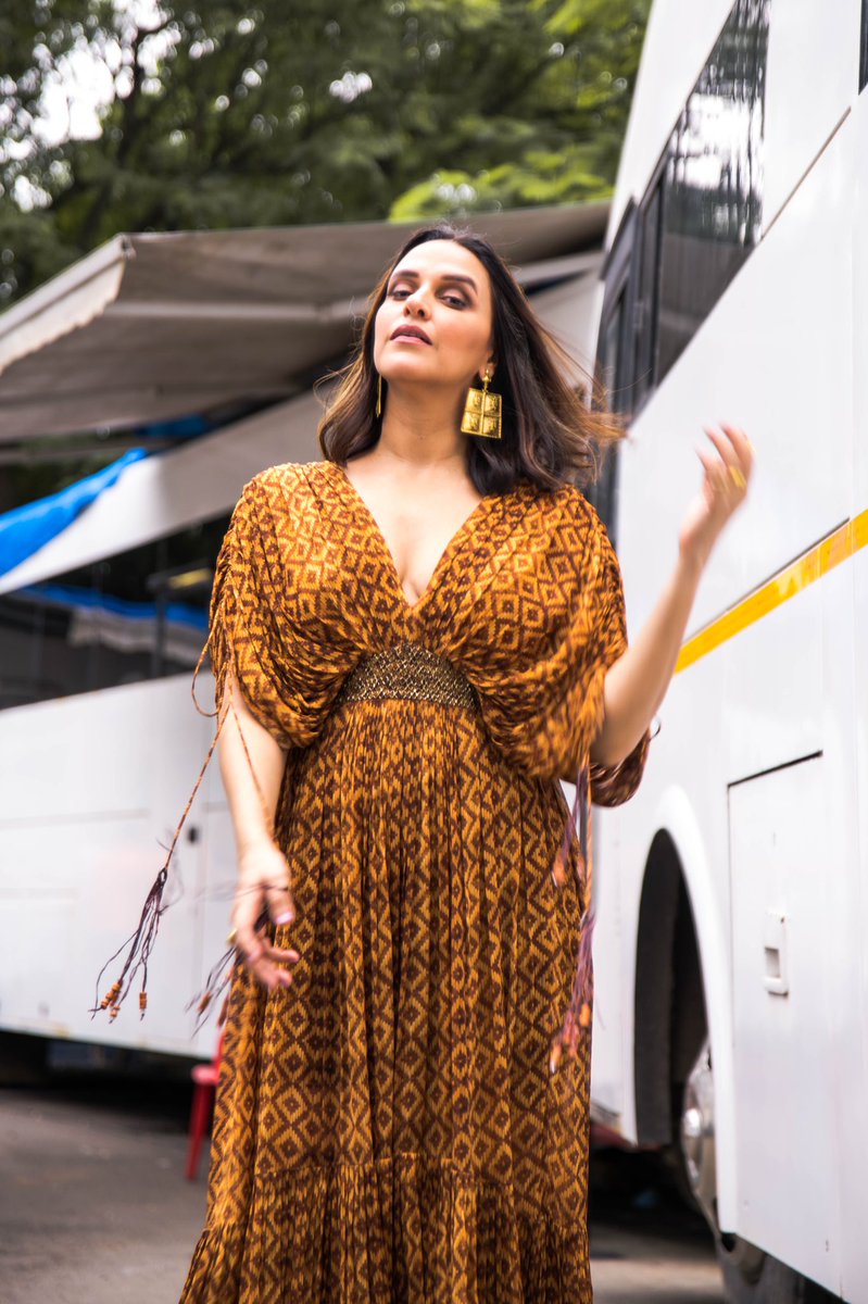 NehaDhupia's tweet photo. Walking into Monday like .... #setlife #ootd 
Outfit : @nikitamhaisalkar
Jelwry : @tribebyamrapali styled by @gumanistylists muah @yountentsomo #youwithyounten 📸 @thememoryalbum https://t.co/p9KTpmSgd1