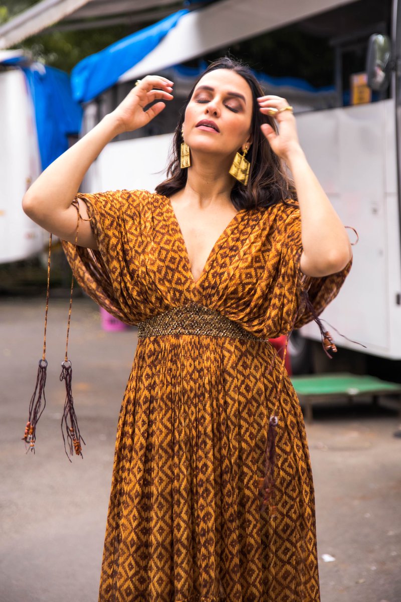 NehaDhupia's tweet photo. Walking into Monday like .... #setlife #ootd 
Outfit : @nikitamhaisalkar
Jelwry : @tribebyamrapali styled by @gumanistylists muah @yountentsomo #youwithyounten 📸 @thememoryalbum https://t.co/p9KTpmSgd1