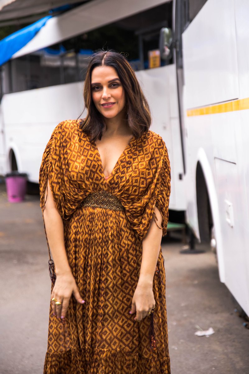 NehaDhupia's tweet photo. Walking into Monday like .... #setlife #ootd 
Outfit : @nikitamhaisalkar
Jelwry : @tribebyamrapali styled by @gumanistylists muah @yountentsomo #youwithyounten 📸 @thememoryalbum https://t.co/p9KTpmSgd1