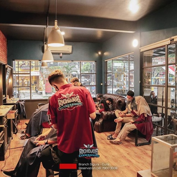 it is Monday. Don’t forget to be awesome.
kita tunggu sampai jam 9 malam 
reservasi bisa klik link di bio ya :)

#RapiituRichdjoe 
#Richdjoebarbershops 
#WeBarberingLikeBreathing
#Barbershopmalang
#Malang