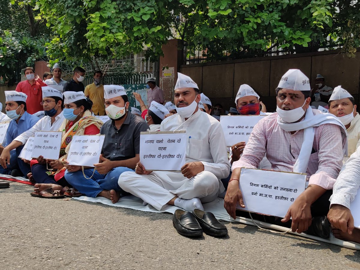 ipathak25's tweet photo. भारतीय जनता पार्टी की पुलिस ने परमिशन नहीं दी तो क्या हुआ?
अपने पार्षद साथियों के साथ Civic center, गेट नंबर 5 पर धरना पर बैठा हूं।
भाजपा वालों.. तनख्वाह दो, नहीं तो इस्तीफा दो। https://t.co/fpWxozc4cR