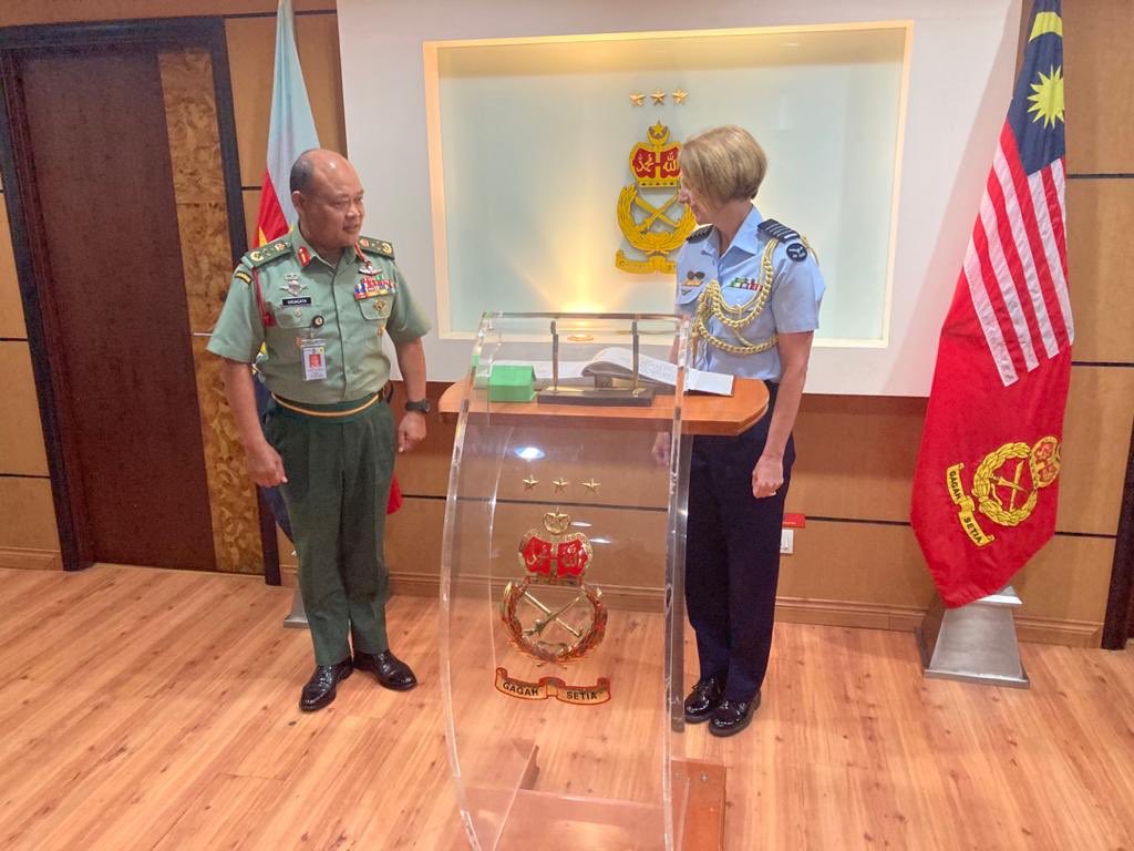 ADFinMalaysia's tweet photo. A privilege to formally welcome Deputy Chief of Malaysian Army @TenteraDarat LTGEN Datuk Hasagaya to the 🇲🇾🇦🇺Defence Alumni Association today. LTGEN Hasagaya trained at Singleton in 1991 and studied at the @AustralianArmy Command and Staff Course at Queenscliff in 1999. #MADAA https://t.co/tslpd8wybs