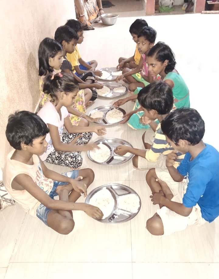 ChinmayaBhadrak's tweet photo. Every child's smile is our property to be treasured forever.
Discussed on the study material availability &amp; arranged the snacks for the evening as it was #Mission_Sunday of our #Unique_Drops family...💞🙏
@AnubhavMohanty_ #Bhai 🙏 https://t.co/s1rsam2WH1