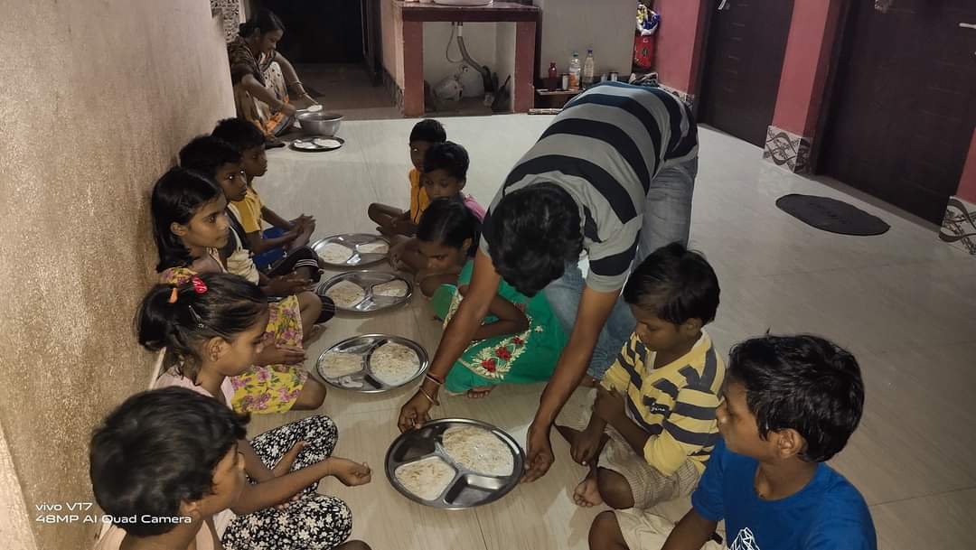 ChinmayaBhadrak's tweet photo. Every child's smile is our property to be treasured forever.
Discussed on the study material availability &amp; arranged the snacks for the evening as it was #Mission_Sunday of our #Unique_Drops family...💞🙏
@AnubhavMohanty_ #Bhai 🙏 https://t.co/s1rsam2WH1