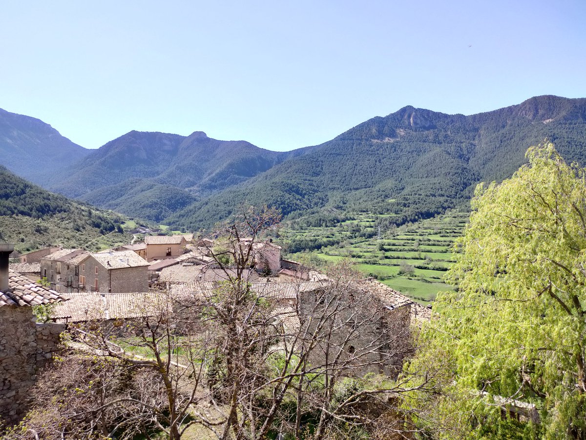 repoblem's tweet photo. Tuixent busca nous habitants📢

📍Alt Urgell, 106 h. 

🏘️2 nuclis de població🌲🎿

🏡 Cases en venda i lloguer

🖥️ Internet rural 4G (apte per teletreball) 

🩺Consultori (metge 24h)

🏫 Escola (fins a 6è), 🚌 Institut de La Seu.

Interessats: viureajosaituixent@gmail.com

RT🙏 https://t.co/xpWeQiZJKU