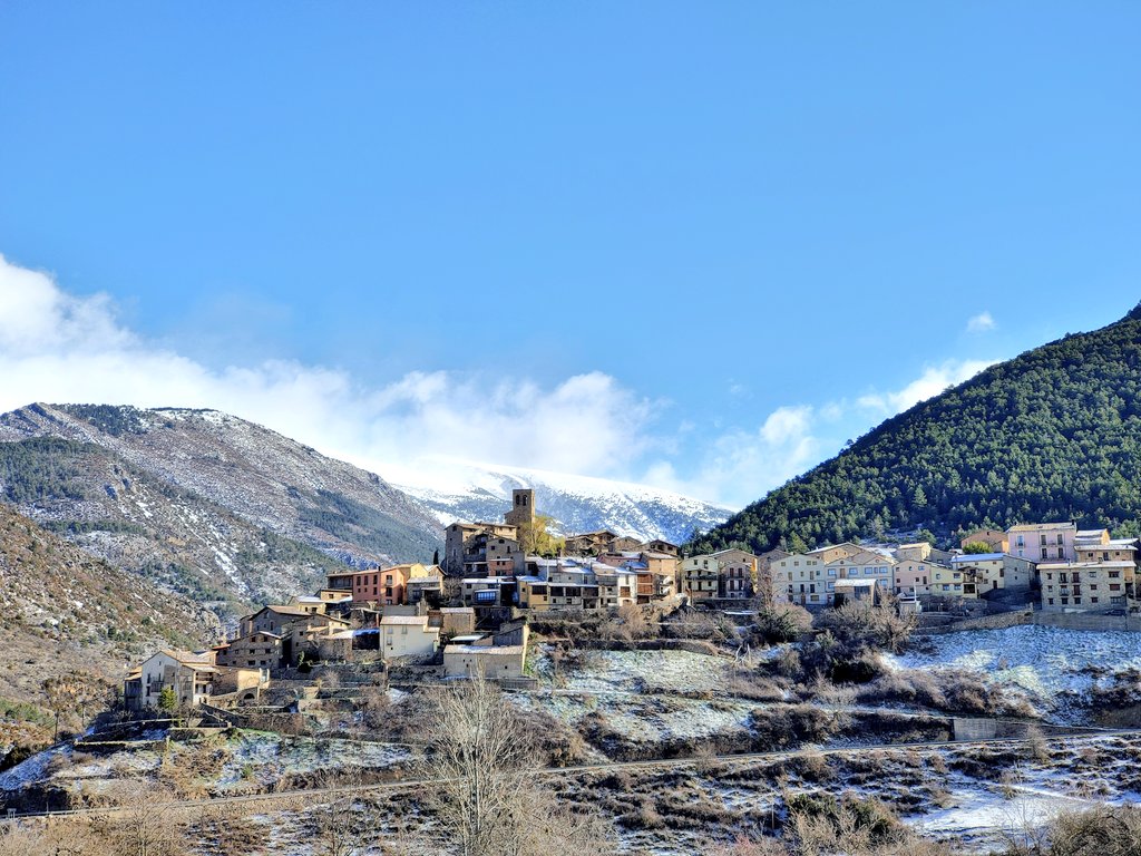 repoblem's tweet photo. Tuixent busca nous habitants📢

📍Alt Urgell, 106 h. 

🏘️2 nuclis de població🌲🎿

🏡 Cases en venda i lloguer

🖥️ Internet rural 4G (apte per teletreball) 

🩺Consultori (metge 24h)

🏫 Escola (fins a 6è), 🚌 Institut de La Seu.

Interessats: viureajosaituixent@gmail.com

RT🙏 https://t.co/xpWeQiZJKU
