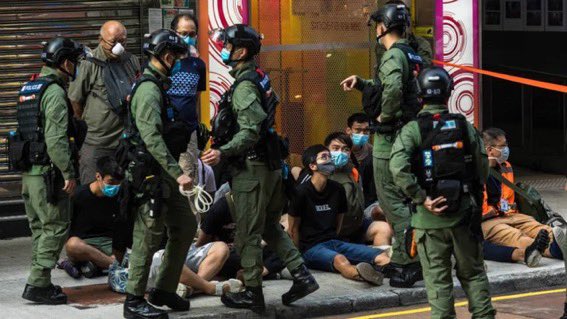 dorianmalovic's tweet photo. HONG KONG 🇭🇰 Près de 300 arrestations, des violences contre des enfants... les Hongkongais osent redescendre dans la rue pour la démocratie, le jour où ils auraient dû voter. @LaCroix #StandWithHongKong #HKPoliceBrutality https://t.co/RWNii3VyfG https://t.co/DclfwqJR1E