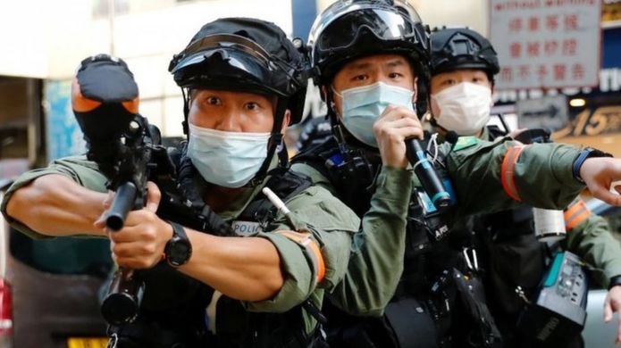 dorianmalovic's tweet photo. HONG KONG 🇭🇰 Près de 300 arrestations, des violences contre des enfants... les Hongkongais osent redescendre dans la rue pour la démocratie, le jour où ils auraient dû voter. @LaCroix #StandWithHongKong #HKPoliceBrutality https://t.co/RWNii3VyfG https://t.co/DclfwqJR1E