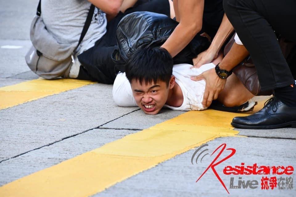 dorianmalovic's tweet photo. HONG KONG 🇭🇰 Près de 300 arrestations, des violences contre des enfants... les Hongkongais osent redescendre dans la rue pour la démocratie, le jour où ils auraient dû voter. @LaCroix #StandWithHongKong #HKPoliceBrutality https://t.co/RWNii3VyfG https://t.co/DclfwqJR1E