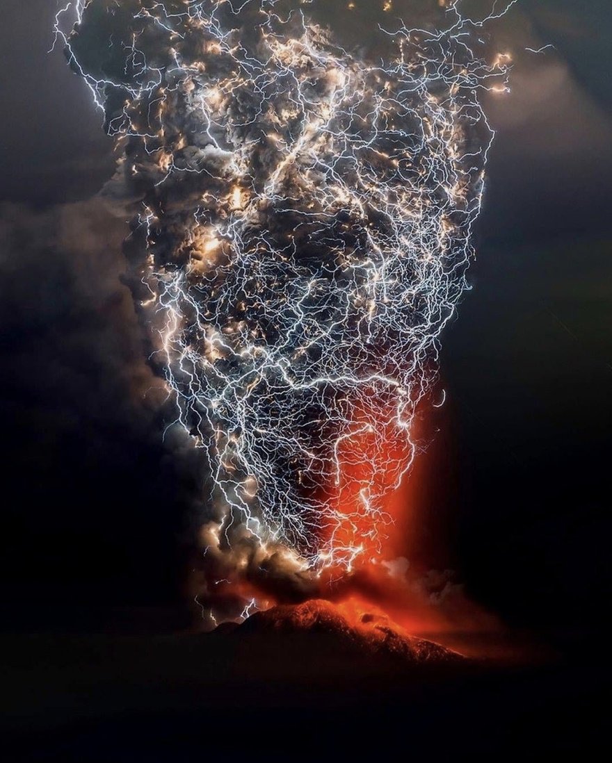 picazomario's tweet photo. Una de las erupciones volcánicas más impresionantes captadas por la lente del gran Francisco Negroni es está del volcán Puyehue en Chile. Este es un estratovolcán hoy activo de 2.240 metros. Está ubicado en la cordillera de Los Andes, en la Región de Los Ríos. Gran lugar! https://t.co/Zwcl7TeELg