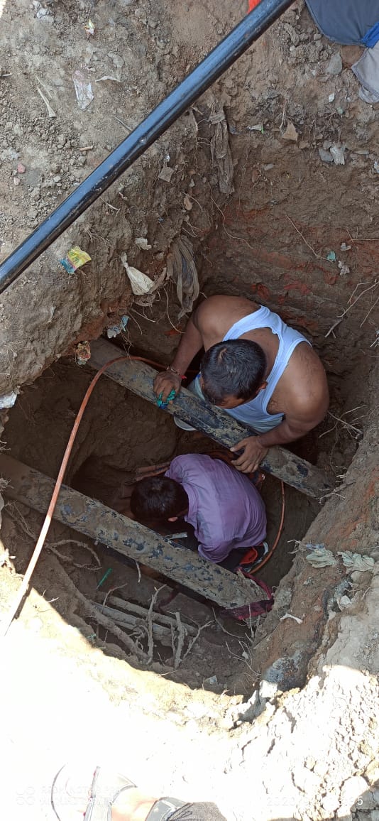 pravesh814's tweet photo. In Ahmedabad,
For urgent restoration of services, working 10 feet below.. 
Hats off BSNL  team 🙏💐
#BSNL_PRIDE_OF_INDIA 
#BSNL4GNow https://t.co/lYV7QDmhS0