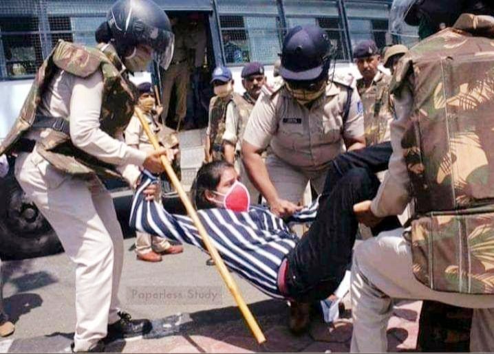 jitupatwari's tweet photo. बेटी बचाओं बेटी पढ़ाओ और जब बेटी को रोजगार देने की बारी आए तो लाठियां बरसाओ..।

- वाह क्रूर मामा..। https://t.co/EUtsnH7p3R