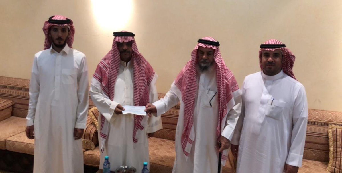 bdareentwet's tweet photo. 1️⃣
شيخ قبيلة البدارين 
عبدالرحمن بن نايف بن راجح البدراني 
يستقبل الشاعر : 
متعب حمود العوفي ويقوم بتسليمة 
المبلغ المطلوب لقضاء دينه والذي تم بعد توفيق الله 
بوقفة أبناء #البدارين 
والذين أعتبرهم دائمًا هم
 " صناع النجاح "
أسماء المساهمين :
تابع التغريدات https://t.co/XKOInC2M6w