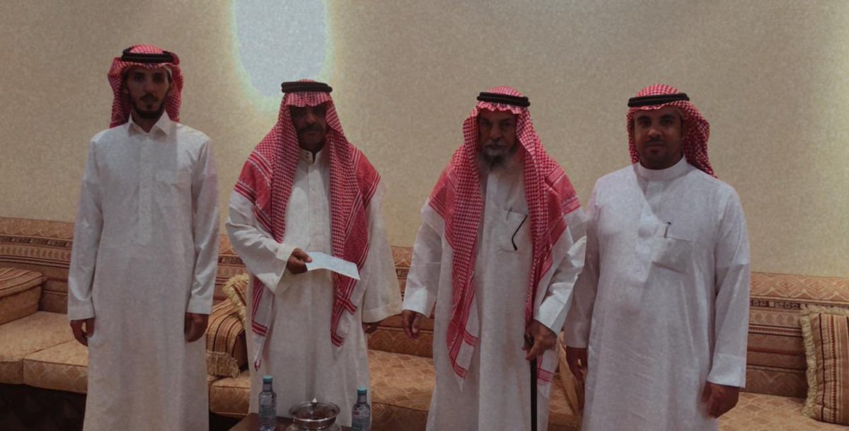 bdareentwet's tweet photo. 1️⃣
شيخ قبيلة البدارين 
عبدالرحمن بن نايف بن راجح البدراني 
يستقبل الشاعر : 
متعب حمود العوفي ويقوم بتسليمة 
المبلغ المطلوب لقضاء دينه والذي تم بعد توفيق الله 
بوقفة أبناء #البدارين 
والذين أعتبرهم دائمًا هم
 " صناع النجاح "
أسماء المساهمين :
تابع التغريدات https://t.co/XKOInC2M6w