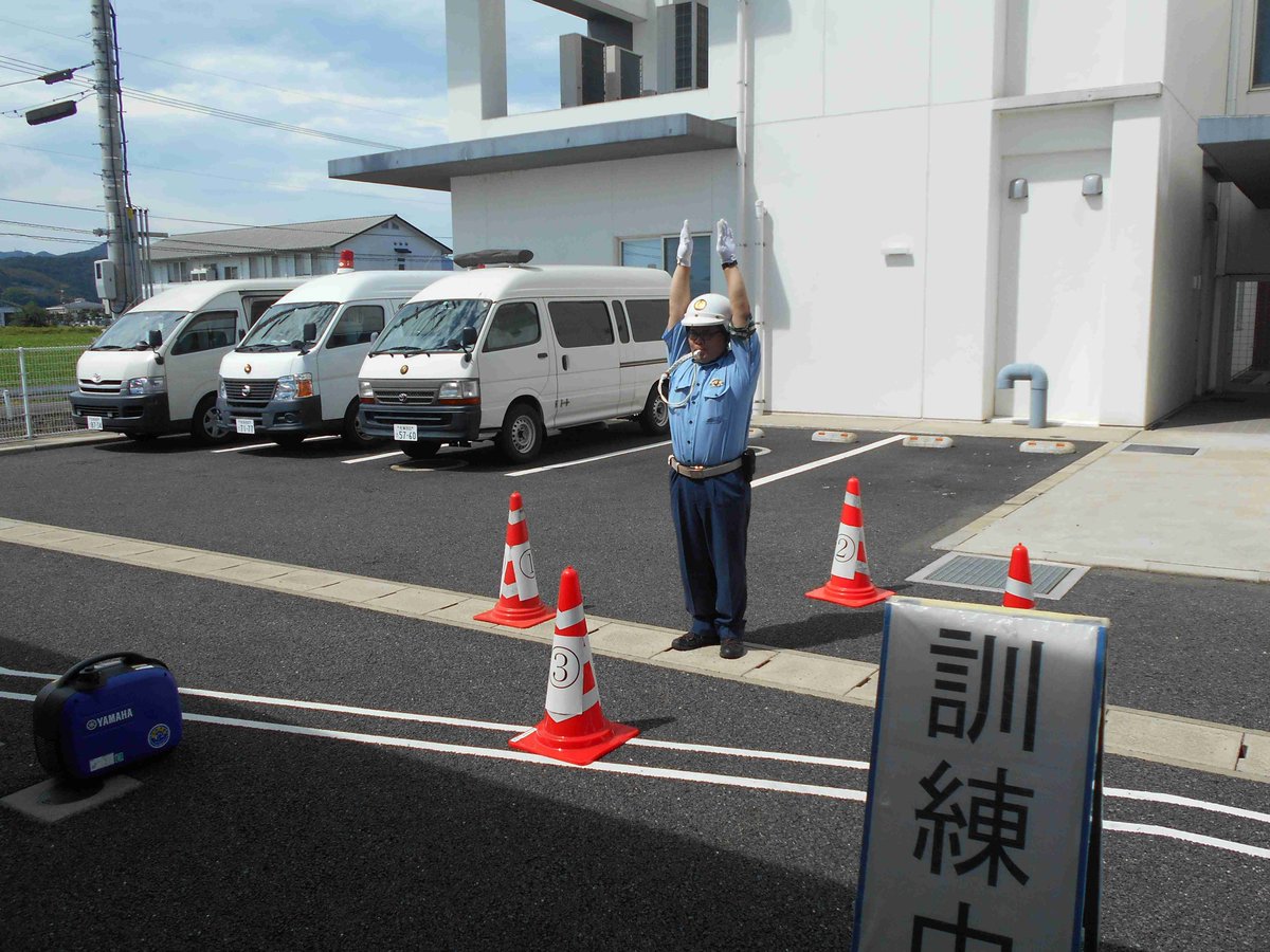 佐賀県警察 A Twitteren 鹿島警察署 ９月１日 災害により 信号機が動かなくなったという想定で実際の信号機を用いて訓練を行いました 警察官による手信号や発電機で信号を復旧させる方法などを確認しました