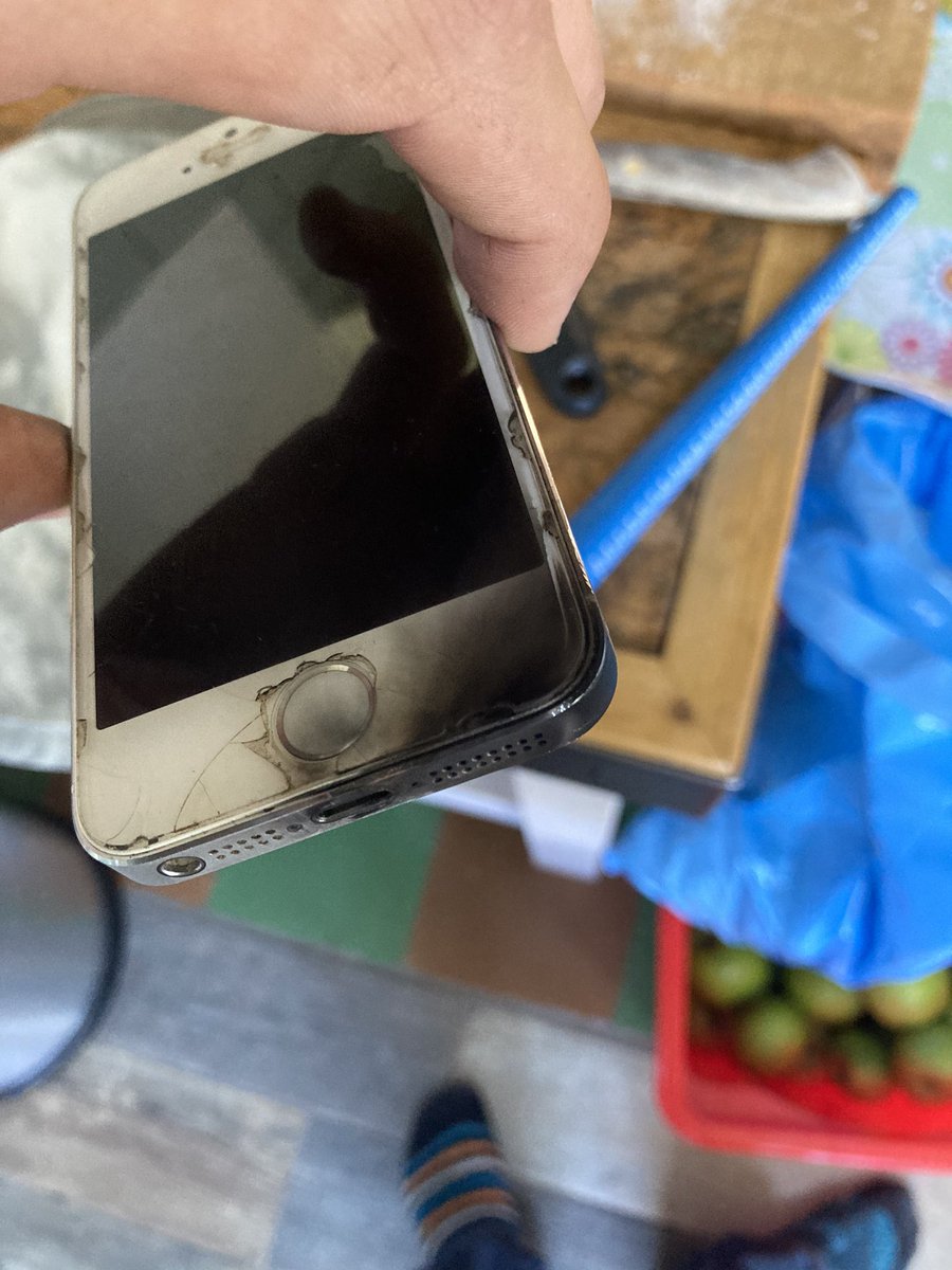 liblies's tweet photo. This happened yesterday. Youngest plugged his phone in to charge & “puff”. Explosion from charge port. His hand was blackened, thankfully nothing else was as it happened immediately. @Apple any idea why this would happen. #applephone #iphone #explodingphone #iphonechargingport https://t.co/XfGmqxWSZF