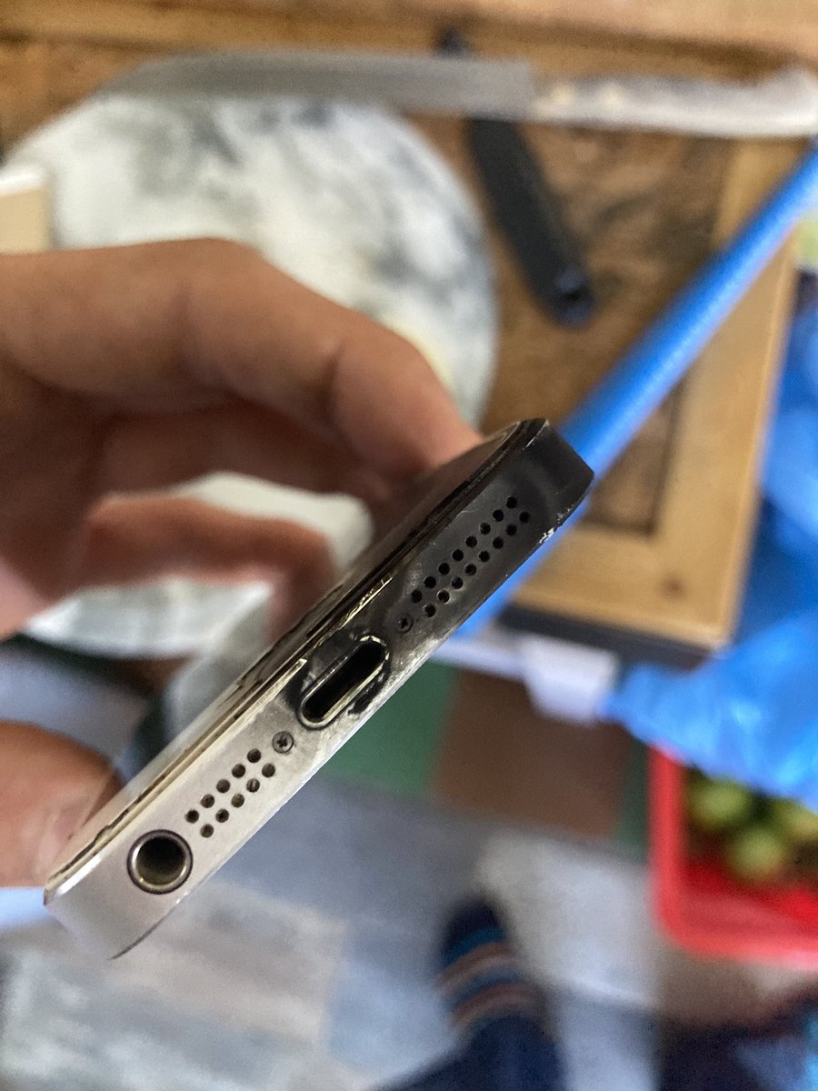 liblies's tweet photo. This happened yesterday. Youngest plugged his phone in to charge & “puff”. Explosion from charge port. His hand was blackened, thankfully nothing else was as it happened immediately. @Apple any idea why this would happen. #applephone #iphone #explodingphone #iphonechargingport https://t.co/XfGmqxWSZF