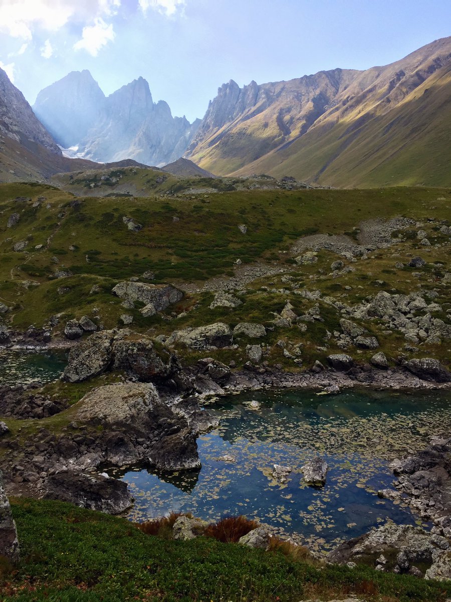 SilkMinimalist's tweet photo. Roshka - still green but you can already see first signs of Autumn. Hands down the most challenging hike I have done this year. But the marvelous scenery is totally worth the effort. #georgia #roshka #AbudelauriLakes #hikingadventures #Summer2020 https://t.co/NzXxoAje0F