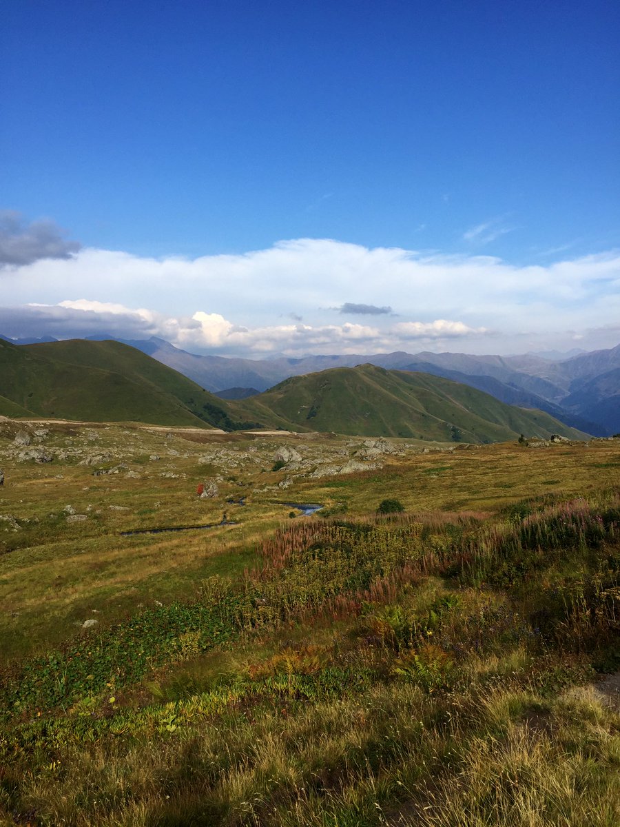 SilkMinimalist's tweet photo. Roshka - still green but you can already see first signs of Autumn. Hands down the most challenging hike I have done this year. But the marvelous scenery is totally worth the effort. #georgia #roshka #AbudelauriLakes #hikingadventures #Summer2020 https://t.co/NzXxoAje0F