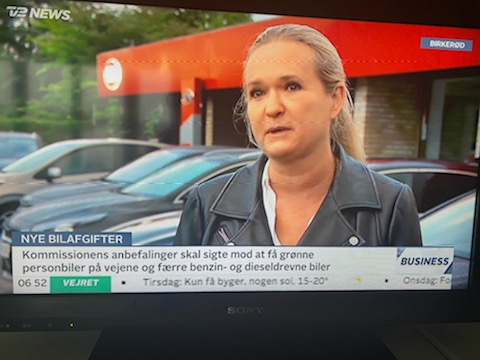 Gitte_Seeberg's tweet photo. Startede morgenen på @tv2newsdk med optakt til #Eldrup's rapport, der kommer kl. 12:  
Grønne biler skal være konkurrencedygtige på pris for at øge salget, der skal være en langsigtet afgiftsstruktur og 
en kort politisk proces. #dkpol #dkgreen #elbiler https://t.co/NPp1QUFIRX