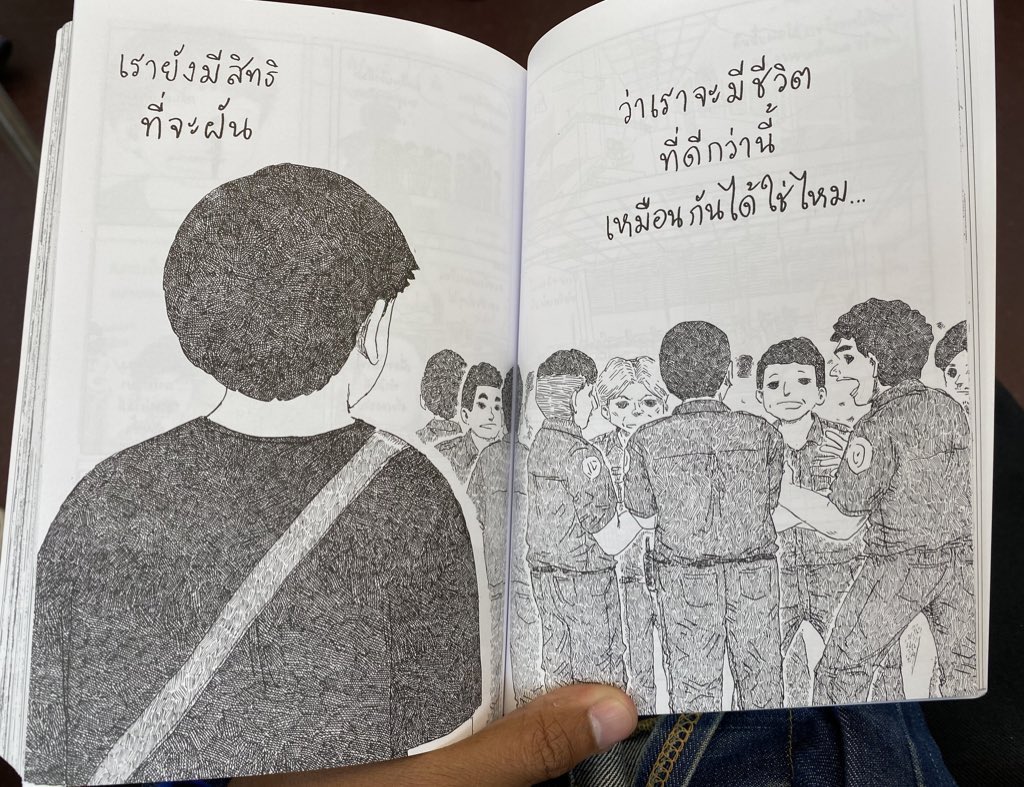 JakkritTomTom's tweet photo. เพิ่งอ่าน #การศึกษาของกระป๋องมีฝัน จบครับ ขึ้นแท่นหนังสือในดวงใจอีกเล่มเลย การ์ตูนเรื่องนี้ถ่ายทอดปัญหาของระบบการศึกษาไทยและโครงสร้างทางสังคมบางอย่างที่ฉุดรั้งความเจริญของประเทศได้อย่างน่าสนใจ ลายเส้นเป็นเอกลักษณ์ เท่มาก ๆ ครับ #tomreadthis https://t.co/1KxZNGsmFc
