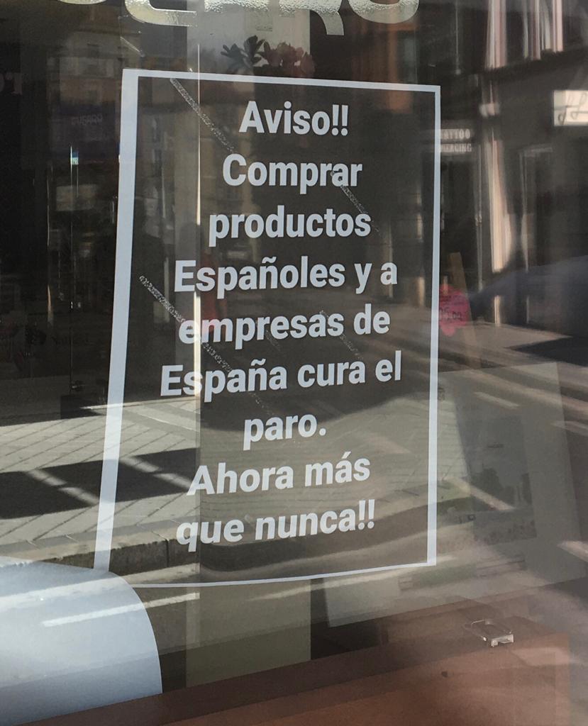J_L_ARRANZ's tweet photo. En una papelería de #Valladolid lo tienen claro: Menos productos de fuera y más compras #marcaEspaña @CVE_ @Avadeco_ @BrandSpain @AyuntamientoVLL https://t.co/bX6U6LaH65