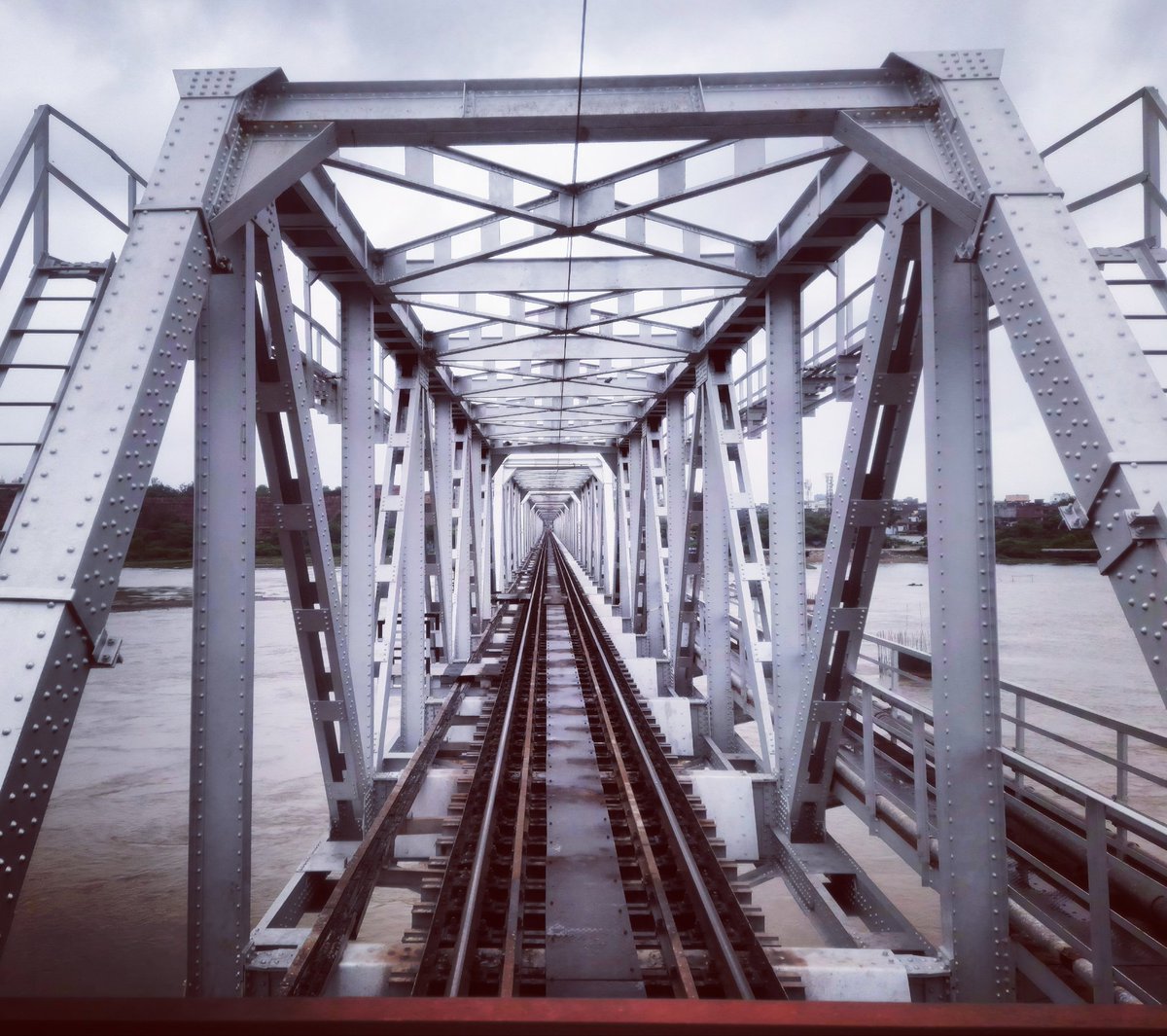 trainmanager_'s tweet photo. Yamuna bridge 
#indianrailways #indianfashionblog #indianvines #indianoutfit #indianphotographyhub #indianclothing #indians #indianwriters #indiana #indianbodybuilding #indianweddingbuzz #indiangroom #indianbirds #indianairforce #indiantravelblogger # #indiandesigner https://t.co/a3OmR4EODA