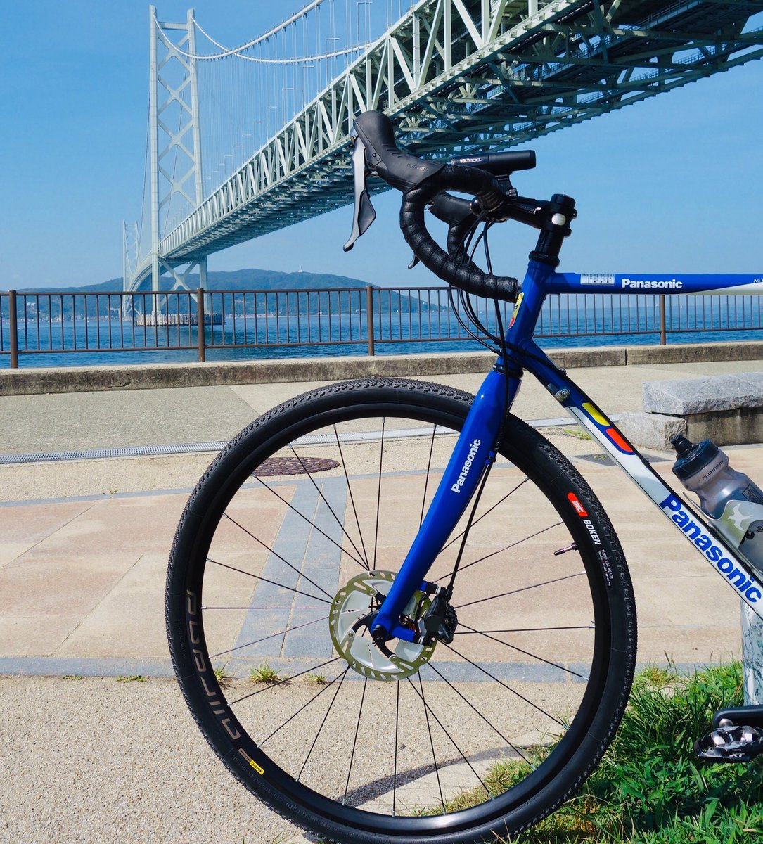 ofm7Gl6xGzC1sXJ's tweet photo. せっかく近所に住んでんねんから、
ぶらりと立ち寄ってまうよね🚴‍♂️
明石海峡大橋✨海と空とパナモリと

#panasonicbike #panasonic #cyclists #cycling #pos #fcxcd01 #シクロクロス https://t.co/TZ4KurlyRV