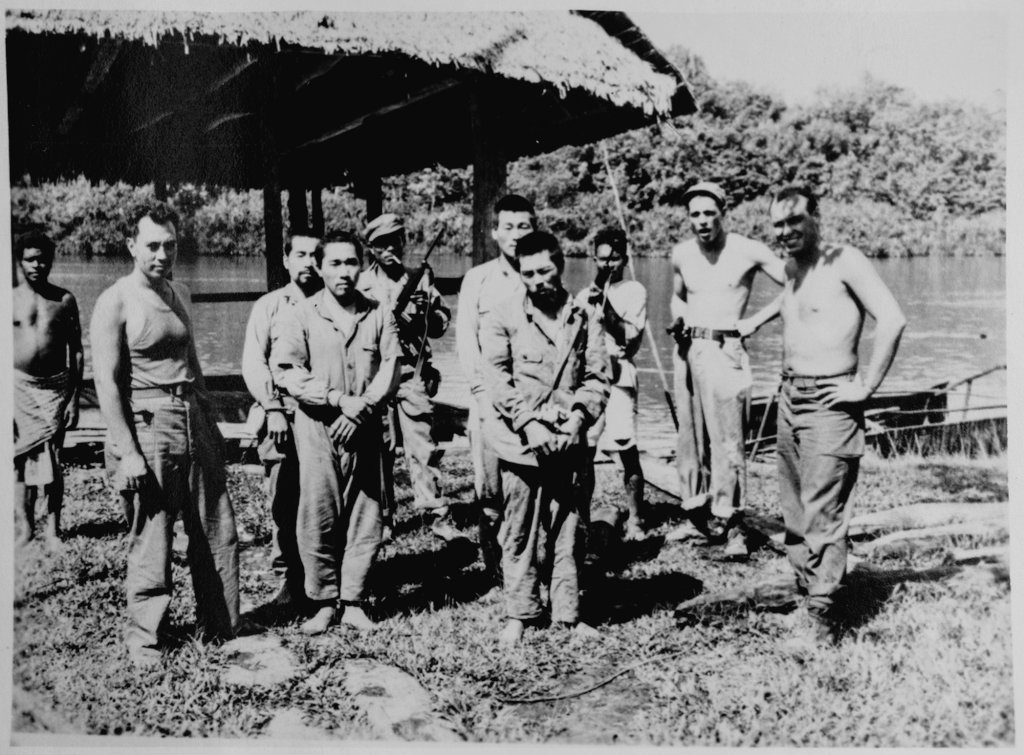 kreuger62's tweet photo. New pictures turned up of the #SWPA #5thAF B-25 crew rescue in New Guinea, August 1944. Dutch #KNIL 2Lt Louis Rapmund (left) with four Japanese POW's in the heart of the Vogelkop. https://t.co/hQ5fhRoxyA
