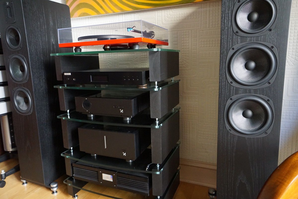 KemelaAudio's tweet photo. The Milan Reference from #customdesignuk is ideal regular full-size components, like Quad Electronics, REGA, Moon by Simaudio, and Melco. Shown here in Black hardwood finish and clear 10mm tempered glass.
Visit our new website for more info: https://t.co/N3VGkPDEMn https://t.co/hLBaKQQ14Q