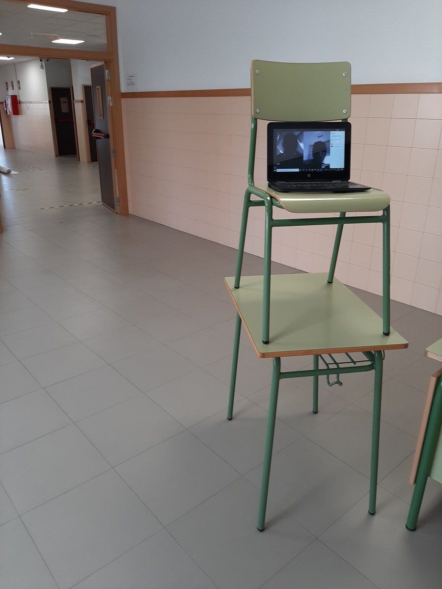 balmoriabella's tweet photo. Preparando las clases desdobladas. La mitad en clase y la mitad online. https://t.co/QvtqlceC3w