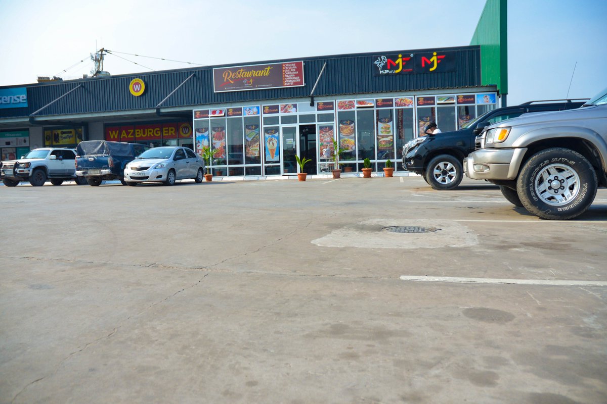 MJFuruResto's tweet photo. Découvrez le Vrai Goût chez #MJFuru Restaurant.
Nous sommes à #Kinshasa, dans la commune de #Bandal, au shopping Mall #Oasis, à 2 minutes de la Cité #Oasis.
Visitez-nous dès aujourd'hui et découvrez nos délices 😋😋
Service de qualité au petit prix https://t.co/tcZ7bByTnj