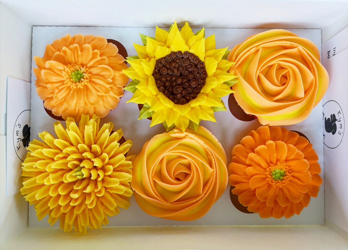 Kyms_Kitchen_'s tweet photo. It might be grey and wet outside but this box is full of sunshine 🌞 (and gluten free...)

#flowercupcakes #floralcupckes #pipedflowers #rose #chrysanthemum #scabiosa #sunflowers #yellowandorange #sunshineinabox #glutenfree #glutenfreecupcakes #cakestoorder #customcakes https://t.co/RqGEeR0269