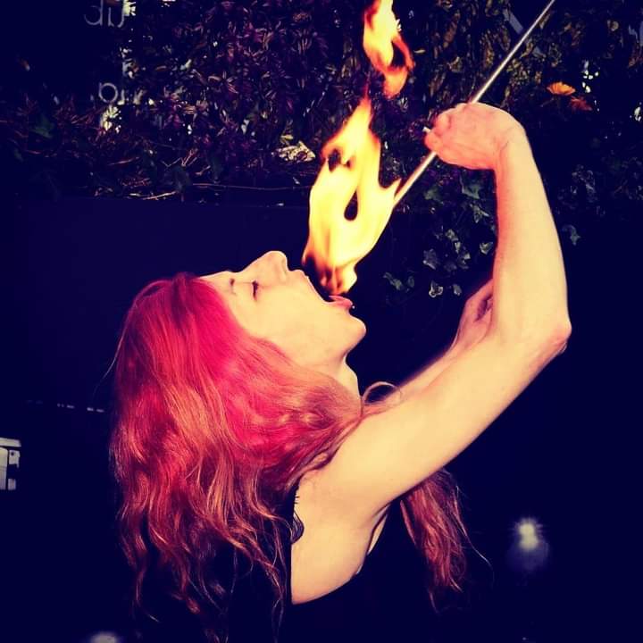Always find this picture amusing
#fireeating #fakeredhead #snacktime #fire #prettyfire #putonashow #Throwback #performer #circus