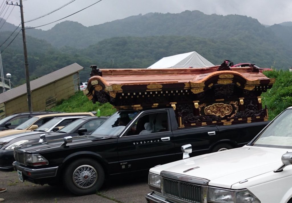 ぐにす 思いのほか伸びてきてびっくり W 事業用宮型霊柩車 を自家用登録して所有 乗っています 8ナンバーです 移行するガレージエスプリ代表 河合さん Bacchigoo 全面協力で為し得た賜物なので 個人で 宮型霊柩車を所有したい人は是非ガレージ