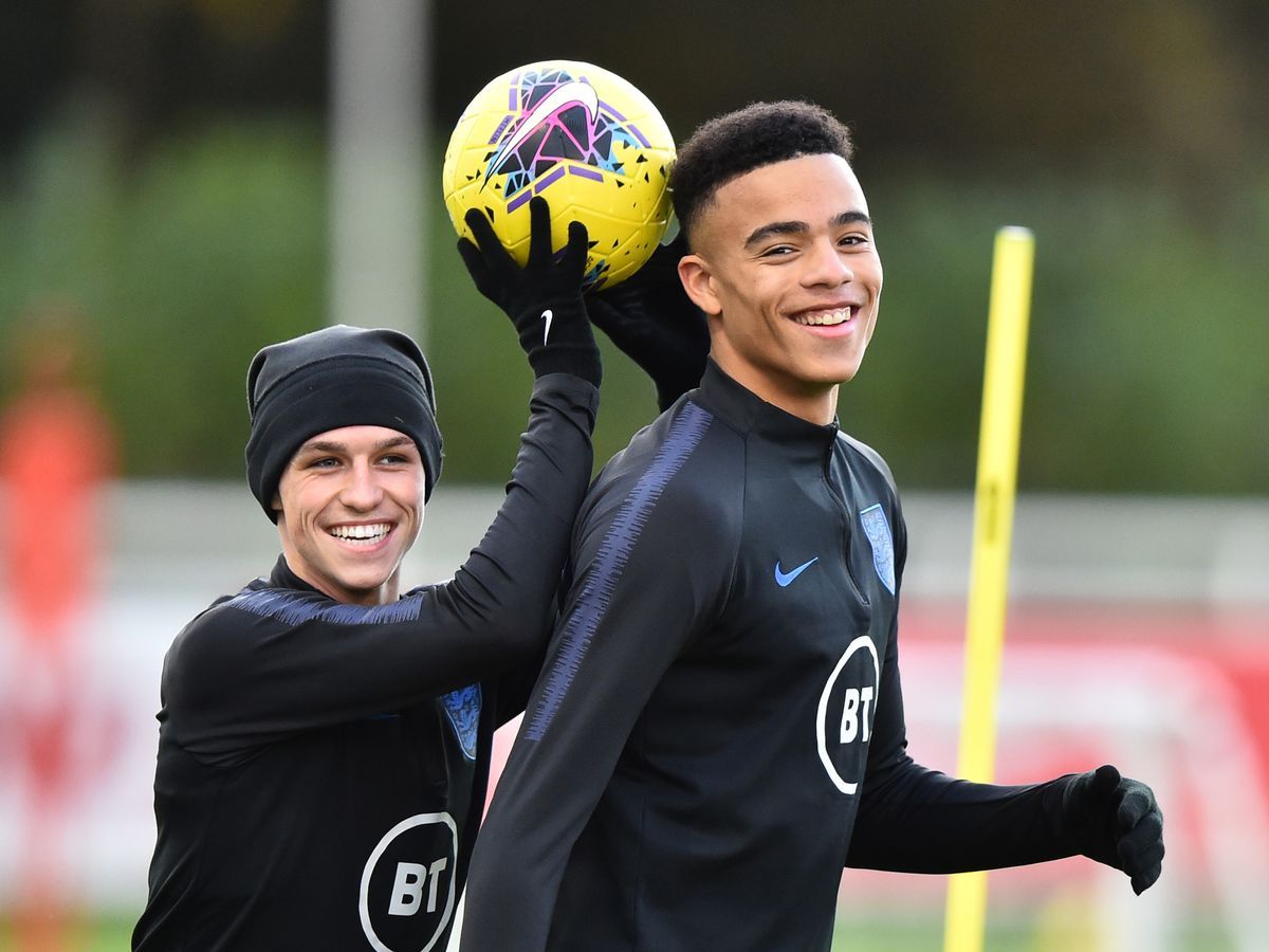panditfootball's tweet photo. Phil Foden dan Mason Greenwood dicoret dari Timnas Inggris karena melanggar protokol kesehatan. Mereka berdua kedapatan membawa teman perempuan masuk ke kamar hotel. https://t.co/tGNQTiz3my
