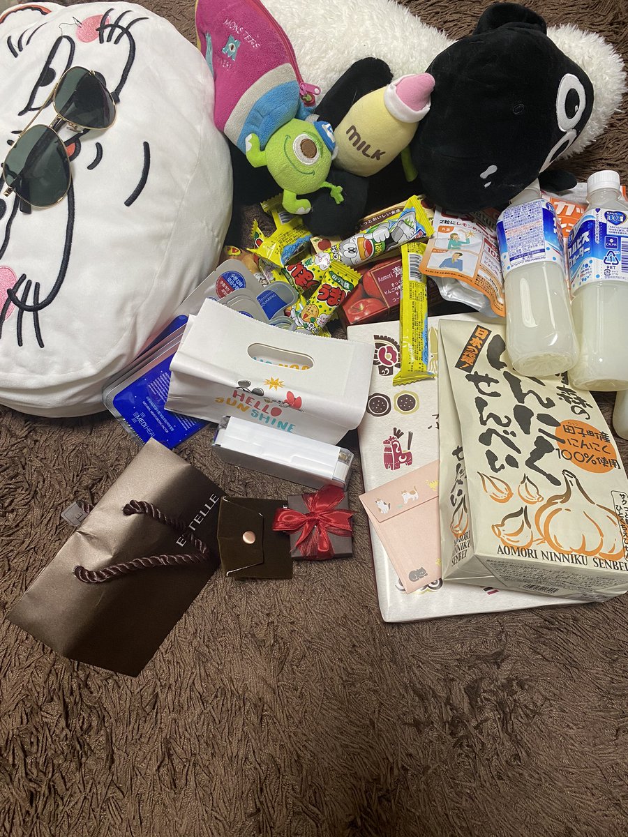 rita_sgmt's tweet photo. ご無沙汰しています。
私事ですが、本日歳を取りました。朝から懐かしい人や、毎日を共に過ごしてる人から祝言を頂き、忘れられない誕生日になりました。
辛事が続き、挫けてしまう事もありますが、私諸共、柊月家を宜しくお願い致します。
沢山の幸せをありがとうございました。 https://t.co/dpJ8tyAvAT