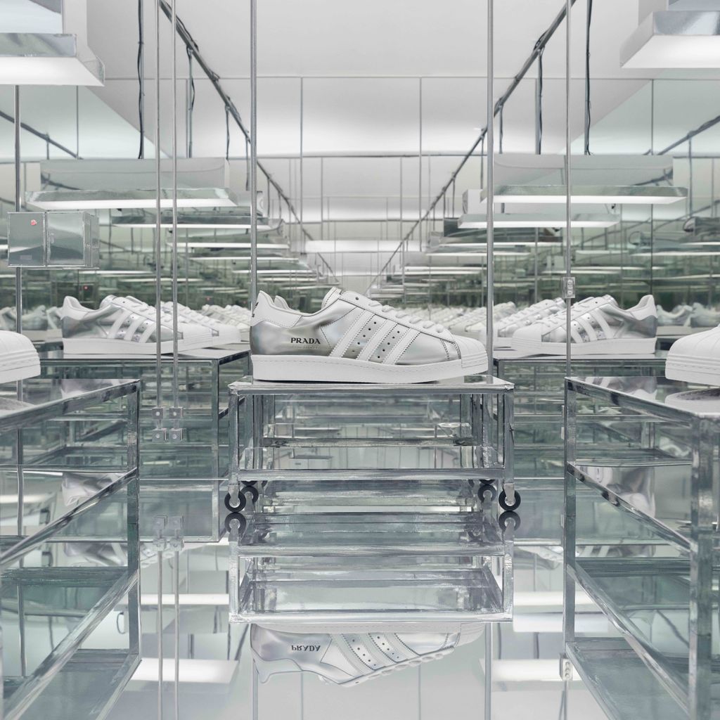 Prada Japan Pradaforadidas 第2弾の新しい Prada Superstar は9月8日よりプラダ 青山店 プラダ 銀座店 プラダ Miyashita Park店 プラダ 名古屋店 プラダ 大阪心斎橋店 プラダ 神戸店で発売 公式オンラインストアでは9月8日11時発売開始 詳しくは