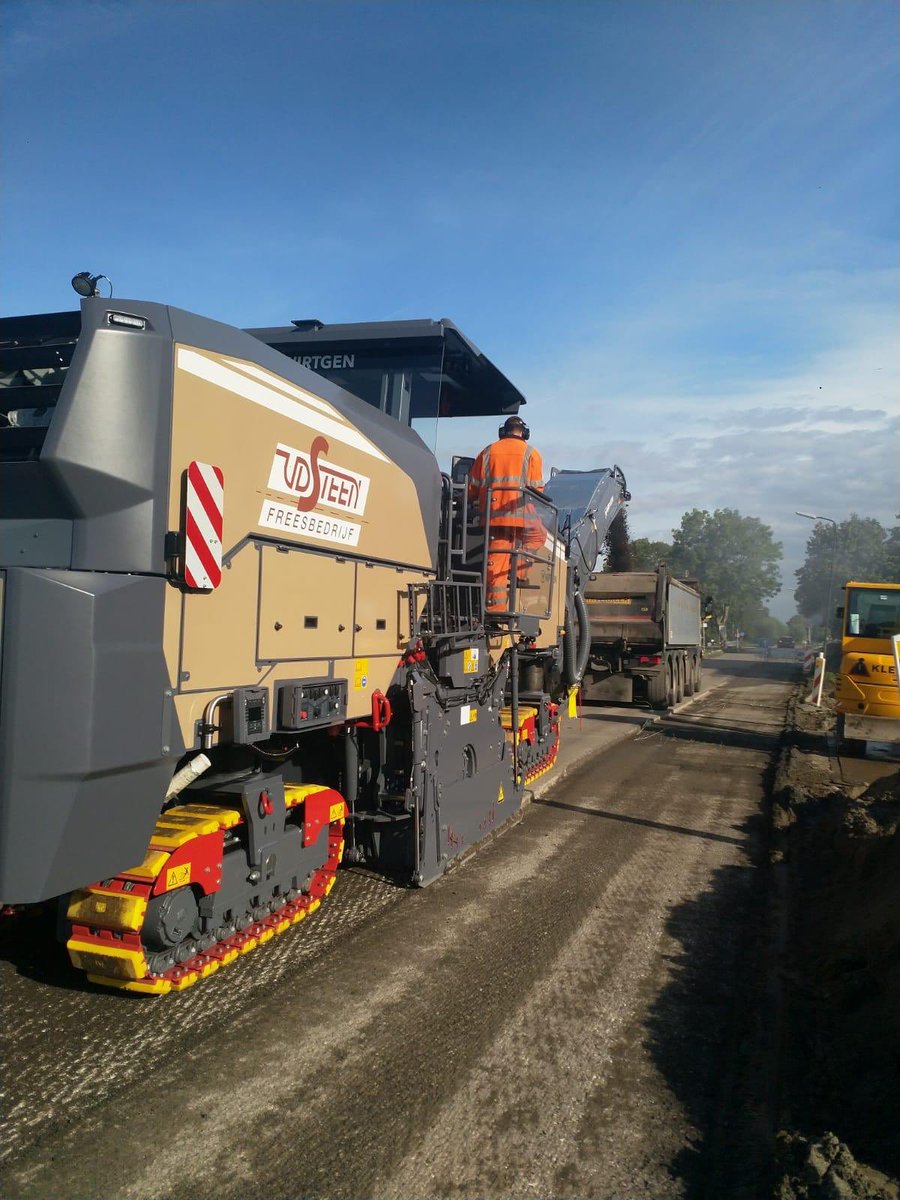 freesbedrijf's tweet photo. Vandaag voor het eerst onze nieuwe Wirtgen W220Fi frees in actie nadat hij vorige week geleverd is.

Het werk voor de @versluysgroep1 in gemeente De Ronde Venen..... 

Het is altijd even wennen iets nieuws maar de asfalt tonnen rollen weer over de band.........Op naar meer. https://t.co/NUjbVfHQmt