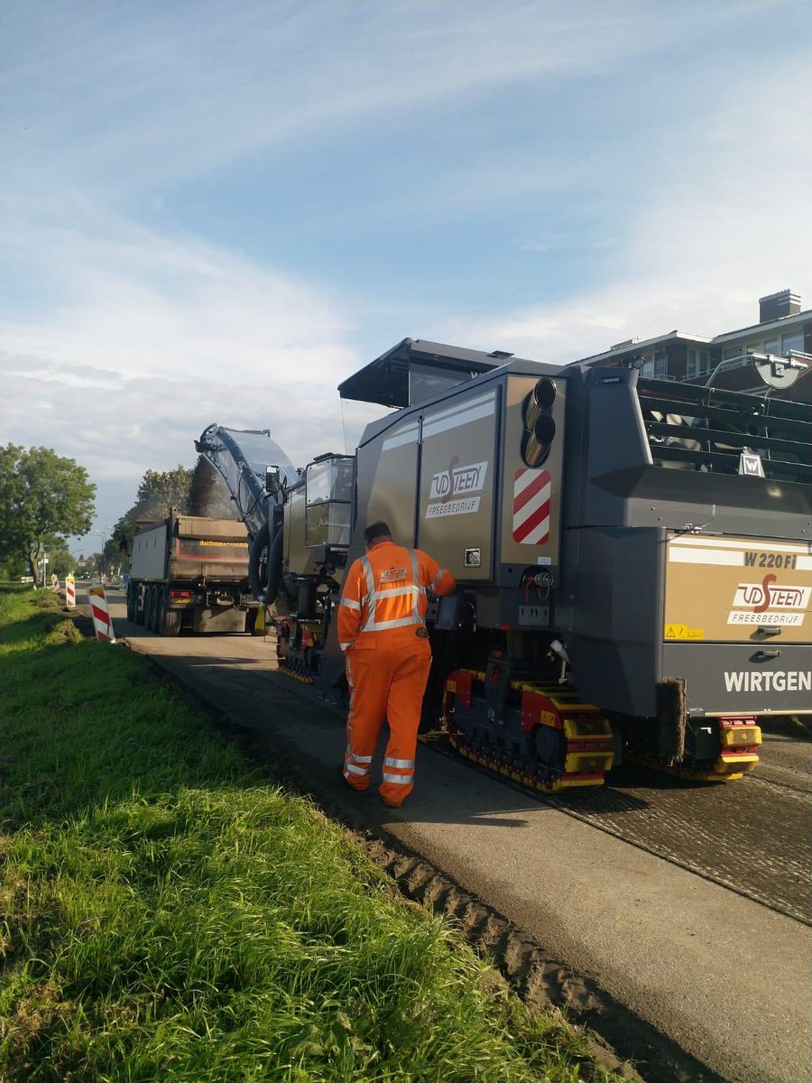 freesbedrijf's tweet photo. Vandaag voor het eerst onze nieuwe Wirtgen W220Fi frees in actie nadat hij vorige week geleverd is.

Het werk voor de @versluysgroep1 in gemeente De Ronde Venen..... 

Het is altijd even wennen iets nieuws maar de asfalt tonnen rollen weer over de band.........Op naar meer. https://t.co/NUjbVfHQmt