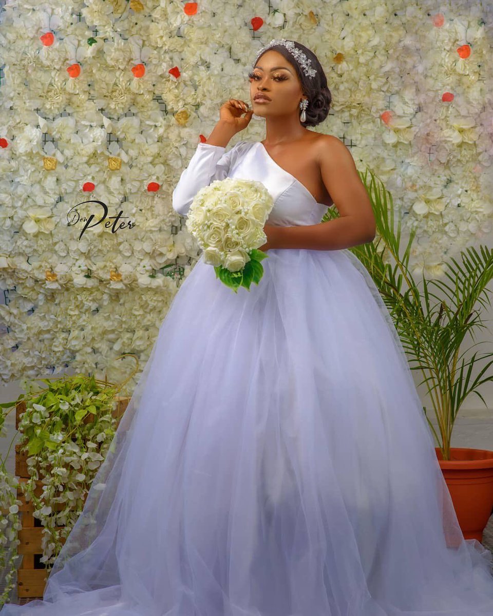 Beautiful bride 🥰

Bride @Exfinegirl 
Wedding dress: @ebonymiz_thread 
Makeover: @keenahmakeovers 
Hairstylist: @toluwani_hair 
Bouquet: @tees_apparel
Photography: Event Planner: @EventsbyPearls 

#beanballmediablog #beanballmediaweddings #bridestyle #bridestobe